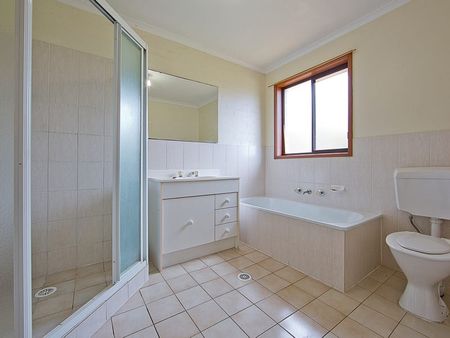 5A Noarlunga Crescent, Bonython ACT 2905 - Duplex For Rent | Domain - Photo 3
