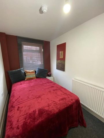 1 bedroom in a house share to rent - Photo 2