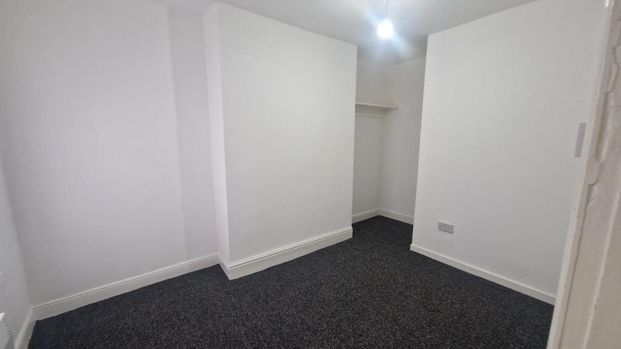 4 bedroom flat to rent - Photo 1