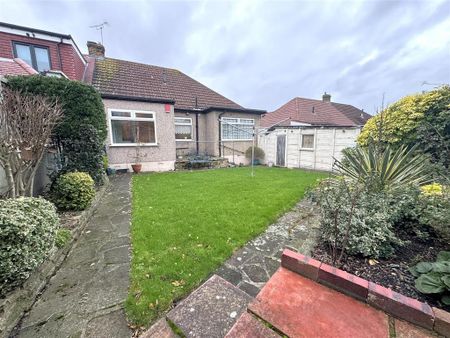 3 bedroom semi-detached bungalow to rent - Photo 4
