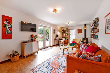 Beautiful Georgian red brick family home - Photo 2