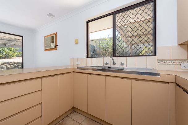 3 Hampshire Gardens, Parmelia WA 6167 - Photo 1