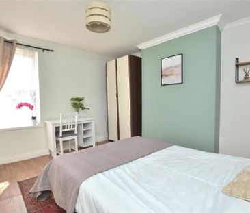 4 bedroom end of terrace house to rent - Photo 1