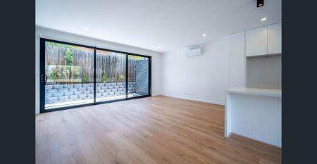 Luxury Living with Private Lift & Spectacular Views in the Heart of Doncaster - Photo 2