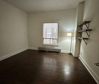 $2,400 / 1.5BED-1BATH SECOND FLOOR APARTMENT ON QUEEN ST - Photo 1