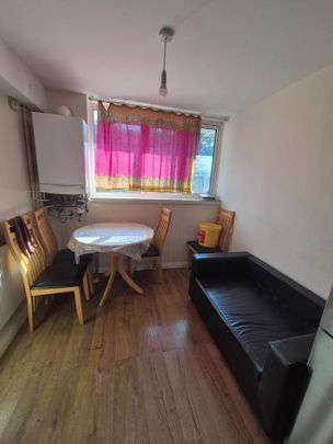 1 bedroom in a flat share to rent - Photo 1