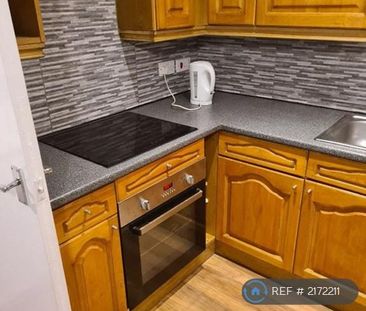 4 bedroom semi-detached house to rent - Photo 5