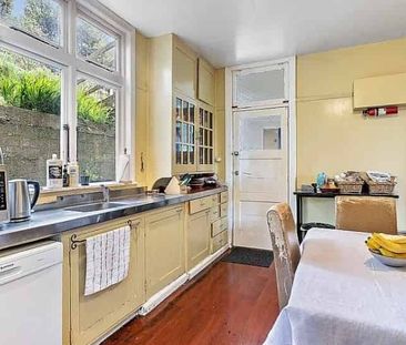 Upland Road 3 Bedroom flat - Photo 3