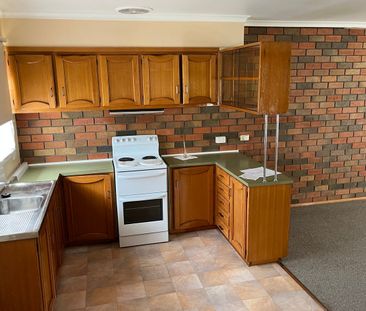 1/52 Hastings Street, Wendouree, Vic 3355 - Photo 3