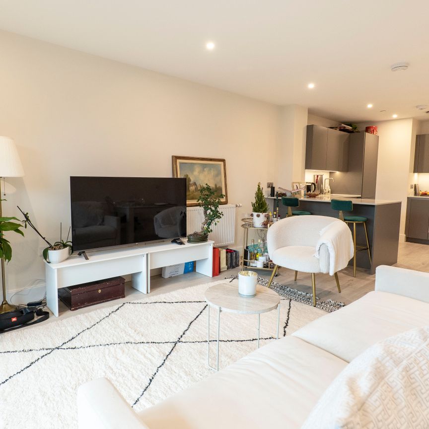 A one-bedroom, one-bathroom apartment on Warwick Lane, Kensington, London, W14 - Photo 1