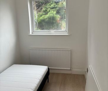 4 Bed Semi-Detached House, Watford Way, NW4 - Photo 5