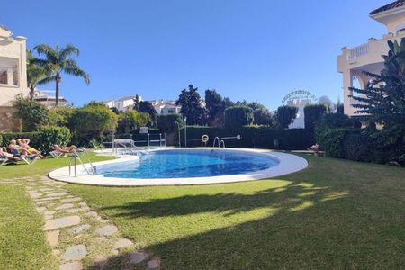 2 Bedroom Apartment For Rent in Estepona, Málaga - Photo 2