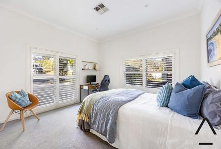 Stunning 4-Bedroom Family Home with Pool – Walk to Coogee Beach - Photo 4