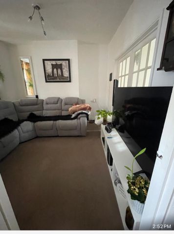 3 Bed Terraced House, Holbrook Road, E15 - Photo 2