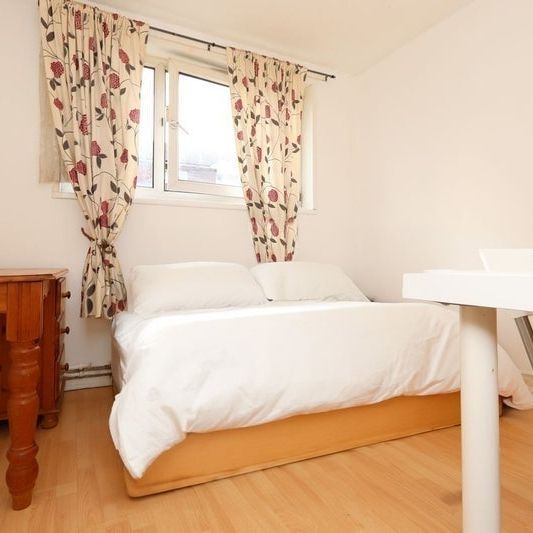 Room in a Shared Flat, Meredith St, E13 - Photo 1