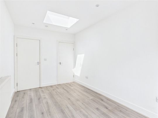 Camrose Avenue, HA8, Edgware - Photo 1