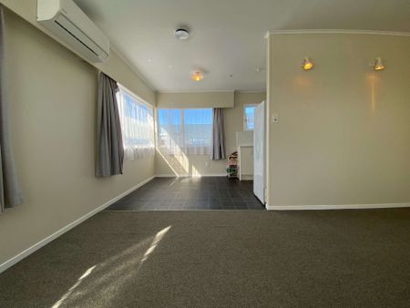 Charming Family Home in Te Atatu Peninsula - Photo 4