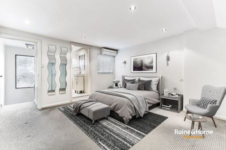 Contemporary home in prime location - Photo 2