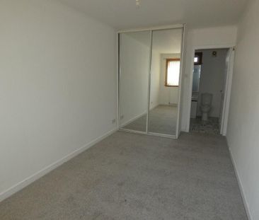 3 bedroom end of terrace house to rent - Photo 2