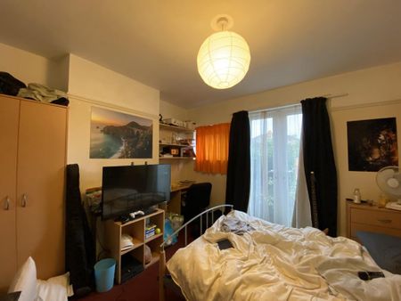 4 bedroom semi-detached house to rent - Photo 5