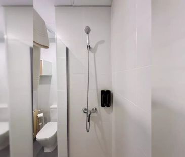 Room for rent in 4-bedroom apartment in Opera, Madrid - Photo 4