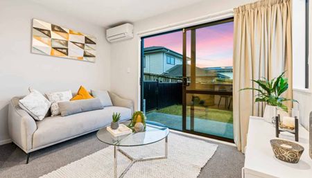 Modern 2-Bedroom Duplex with Study - Family-Friendly & Handy Location - Photo 2