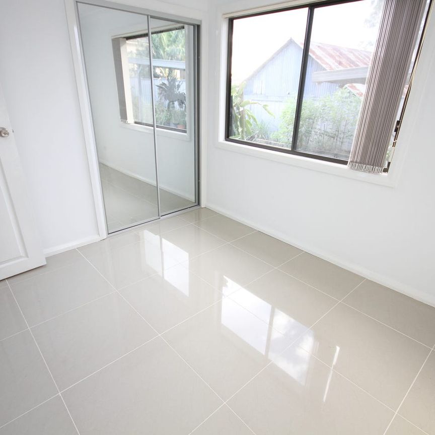 Modern 2 bedroom Flat. Walk to Train, Shops and Schools - Photo 1