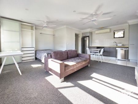 Fully Furnished Studio Apartment - Resort Style Complex 100M to Westfield - Photo 5