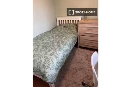 Cozy room in 4-bedroom houseshare in Dún Laoghaire, Dublin - Photo 4