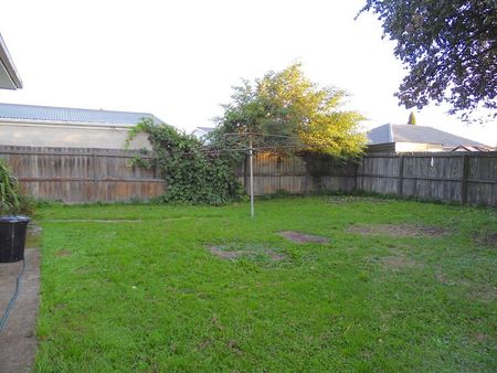 A home with walking distance to mall and schools. - Photo 4