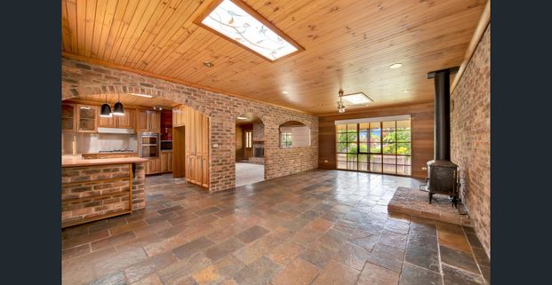 Spacious Family Home with Separate Residence! - Photo 1