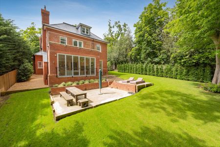 Available to let is this family home within a short walk of Ascot High Street - Photo 2