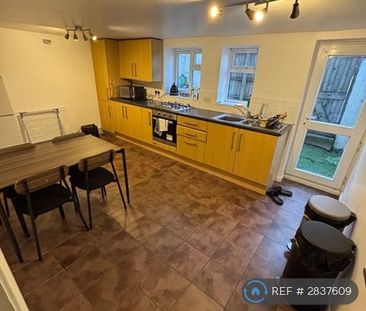 1 bedroom in a flat share to rent - Photo 4