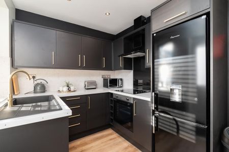 1 bedroom in a house share to rent - Photo 2