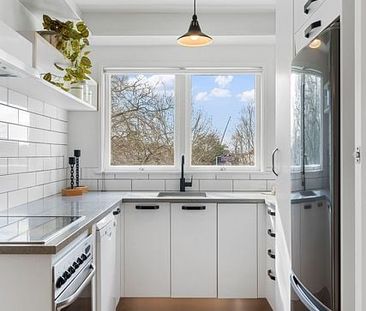 Sunny renovated 2bed apartmt - carport&whiteware - Photo 4