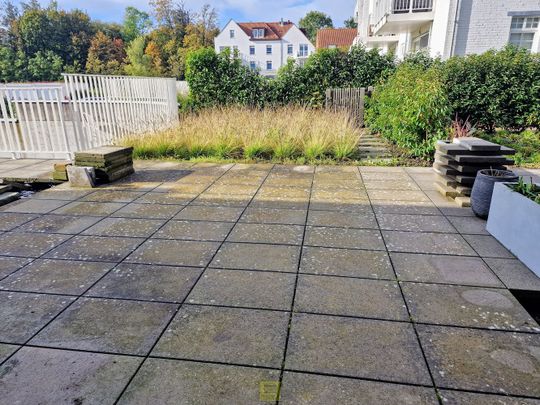 Recent gelijkvloers appartement met terras, tuintje en ondergrondse parkeerplaats! - Foto 1