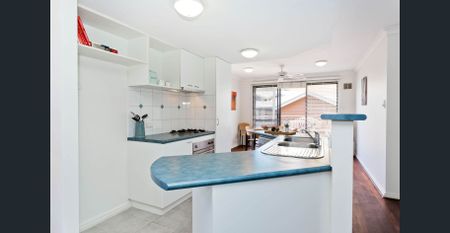 Stunning, Spacious, Light, Bright Townhouse in Centre of Exciting Leederville - Photo 4