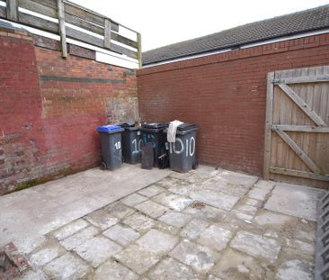 To Let 4 Bed Mid Terraced House - Photo 1
