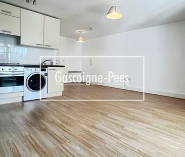 Skyline Plaza, RG21 - Photo 3