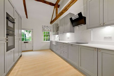 A newly refurbished 5 bedroom cottage available to rent in this wonderful rural setting at Pamber End, between Reading and Basingstoke. - Photo 4