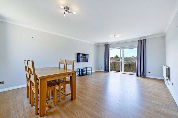A bright top floor apartment - Photo 1