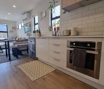 Tidy, Warm, Great Location - Photo 3