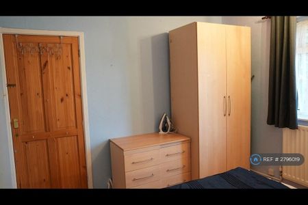 1 bedroom in a flat share to rent - Photo 4