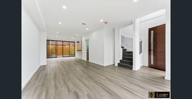 9/6 Blake Court, Truganina - Stylish & Spacious Townhome in Truganina's Prime Location Available For Lease - Photo 1