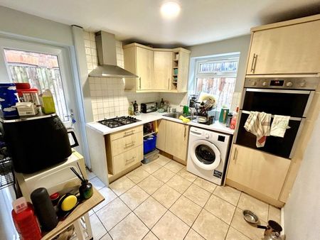 3 bedroom semi-detached house to rent - Photo 5