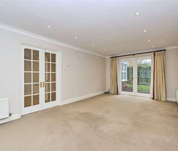 Saint Andrews Gardens, Cobham, Surrey, KT11 - Photo 3