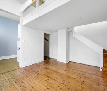 Split Level Apartment in a Grand Mansion Block - Photo 2