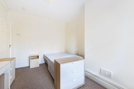 3 bedroom flat to rent - Photo 4
