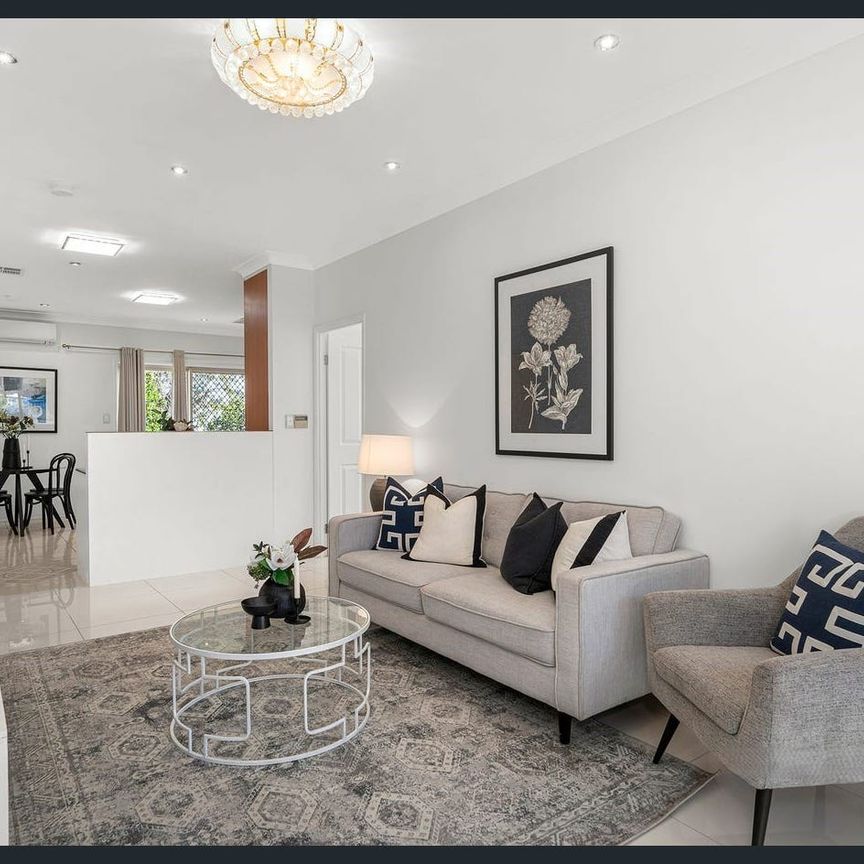 Spacious 4 Bedroom Duplex in Matthew Pearce Public School catchment!!! - Photo 1