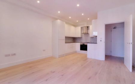 Flat 4, High Road , Harrow Weald, HA3 - Photo 5